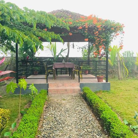 Chitwan Village Resort Sauraha Eksteriør bilde