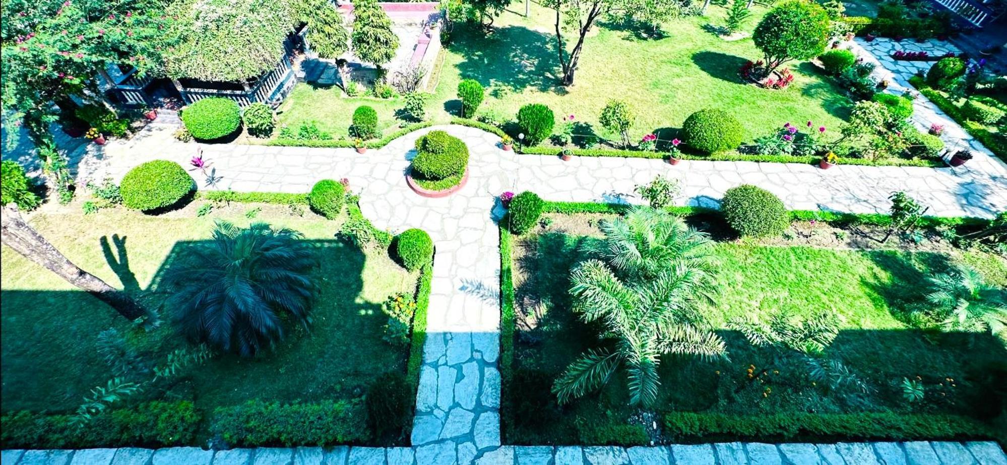 Chitwan Village Resort Sauraha Eksteriør bilde