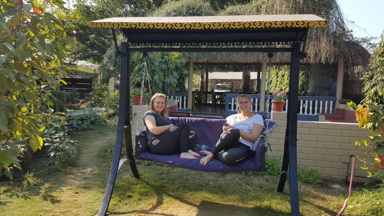 Chitwan Village Resort Sauraha Eksteriør bilde