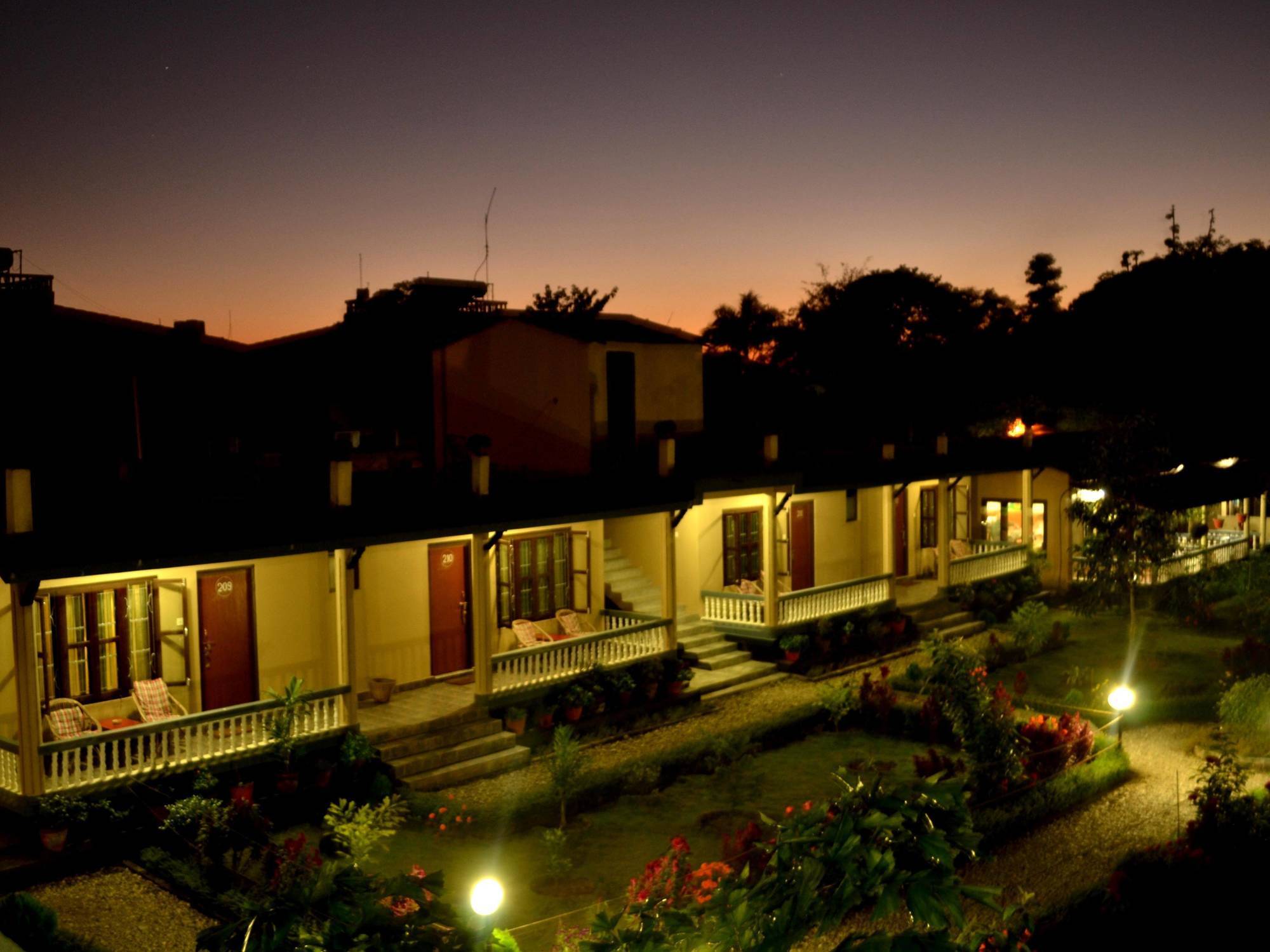 Chitwan Village Resort Sauraha Eksteriør bilde