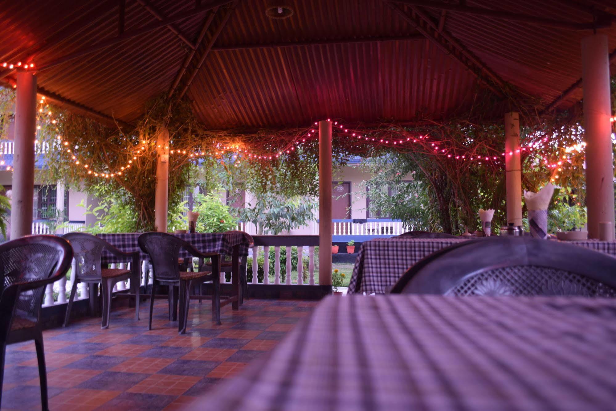 Chitwan Village Resort Sauraha Eksteriør bilde