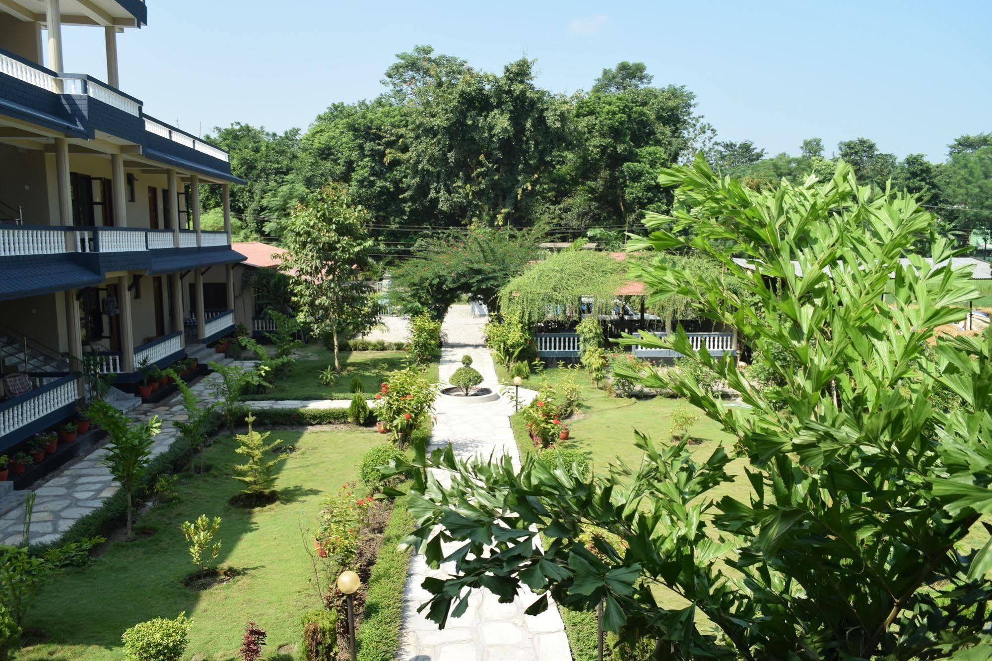Chitwan Village Resort Sauraha Eksteriør bilde