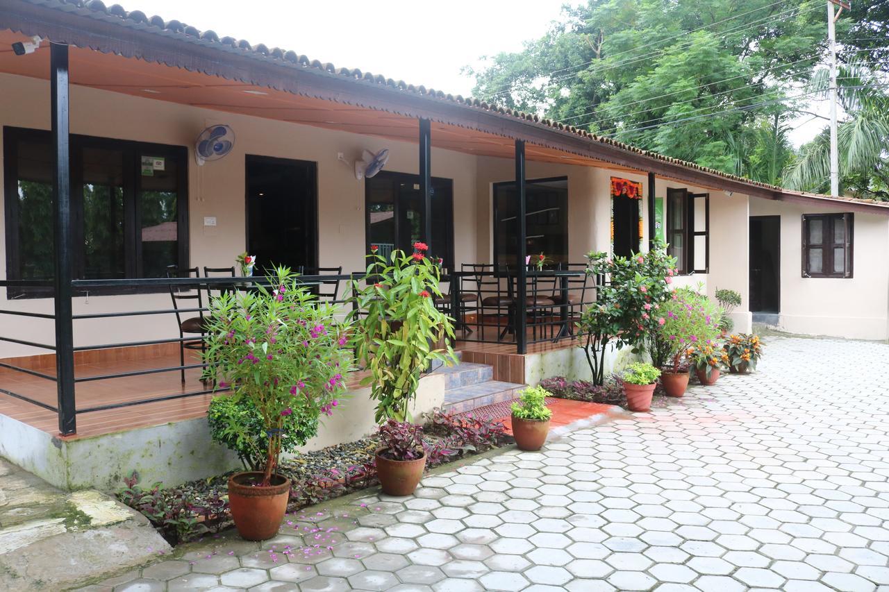 Chitwan Village Resort Sauraha Eksteriør bilde